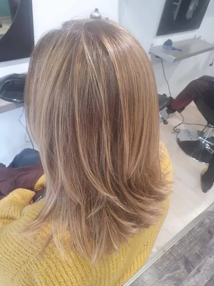 coiffure femme cheveux mi-longs